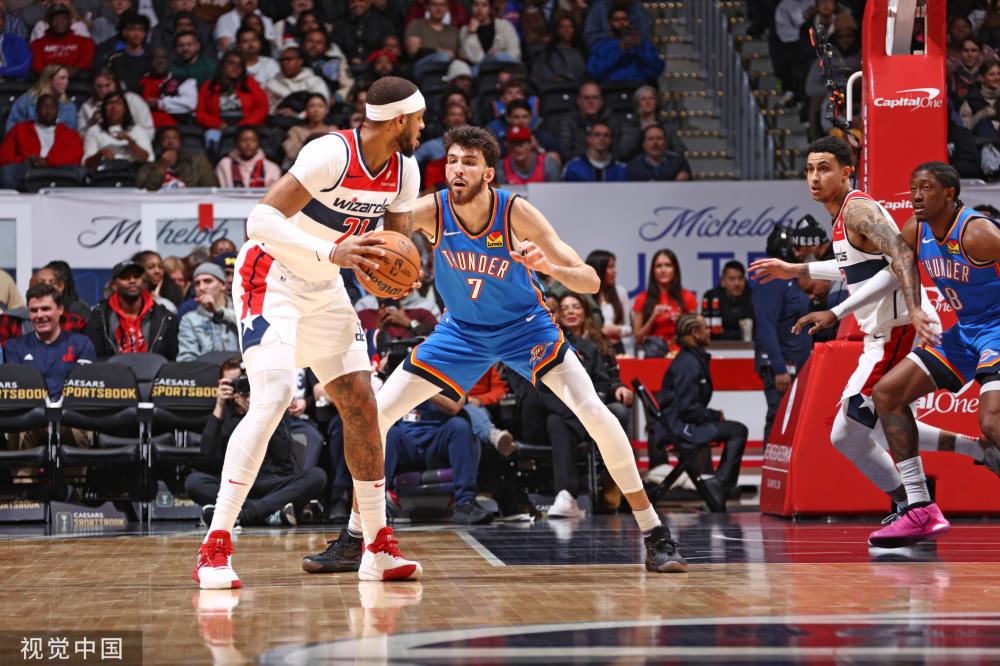 随着足球转 随着足球转